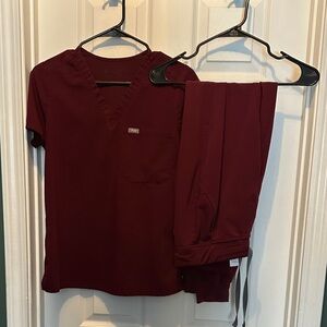 Figs maroon scrub set 

XS Top and Small/Tall Jogger bottoms